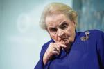 Madeleine Korbel Albright Urodziła się w 1937 r. na praskim Smichovie jako Marie Jana Korbelová. Jest córką Josefa Korbela, czechosłowackiego dyplomaty i politologa żydowskiego pochodzenia. Wojnę spędziła  w Wielkiej Brytanii, później przeniosła się  do Stanów Zjednoczonych. Była studentką Zbigniewa Brzezińskiego. Za rządów prezydenta  Billa Clintona została amerykańską ambasador  przy ONZ (1993-1997) oraz sekretarzem stanu USA (1997-2001). Na początku marca odwiedziła Polskę w związku z premierą jej najnowszej książki „Faszyzm. Ostrzeżenie”.