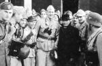Mussolini i Skorzeny w otoczeniu niemieckich i włoskich żołnierzy przed hotelem Albergo-Rifugio 