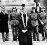 Wizyta emira Faisala w Wersalu (1919); trzeci od prawej płk Thomas Edward Lawrence 