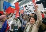 Problem z przewidywaniem planów Tuska jest taki, że on już właśnie nic nie musi (na zdjęciu zwolennicy i przeciwnicy byłego premiera w dniu, w którym przyjechał na przesłuchanie w prokuraturze,  Dworzec Centralny w Warszawie, 19 kwietnia 2017 r.)