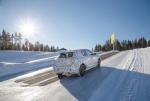 Nowa Corsa, jeszcze w pełnym maskowaniu, podczas testów w Laponii 