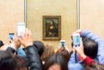 Mona Lisa jest niezmiennie oblegana i fotografowana w paryskim Luwrze 