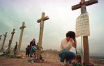 W Littleton postawiono 15 krzyży upamiętniających wszystkich, którzy stracili życie 20 kwietnia 1999 r. w Columbine. Niedługo potem te z nazwiskami morderców zostały zniszczone 
