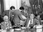 Manipulacją skłoniono Tadeusza Mazowieckiego  (z prawej) do startu w wyborach prezydenckich, tylko po to, żeby zatrzymać Lecha Wałęsę – mówi Wojciech Lamentowicz (z lewej). Na zdjęciu obrady Okrągłego Stołu, 1989 rok, Lamentowicz jest ekspertem Solidarności