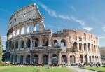 <Włochy  są znane  ze swych światowej klasy zabytków  (na zdjęciu rzymskie Koloseum),  tale to także,  od 30 lat, piąta na świecie gospodarka, jeśli idzie o produkcję/wytwórczość, i druga największa w Europie pod tym względem 