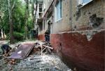 Dotychczasowa egzystencja mieszkańców Donbasu dosłownie legła w gruzach. Na zdjęciu budynek mieszkalny uszkodzony przez pociski z dział w ponad 250-tysięcznej Gorłowce