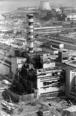 Czwarty reaktor czarnobylskiej elektrowni atomowej zniszczony przez wybuch 26 kwietnia 1986 r.  (zdjęcie wykonane pięć miesięcy po katastrofie) 