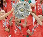 Od lewej: Arjen Robben, Rafinha i Franck Ribery – to ich ostatnie trofeum w Bayernie 