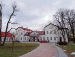 Łochów, woj. mazowieckie. Odbudowany XIX-wieczny pałac  w zabytkowym parku.