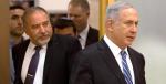 Premier Beniamin Netanjahu  (z prawej)  w towarzystwie ministra obrony Avigdora Liebermana  w 2016 roku. Politycy współpracowali blisko przez ćwierć wieku  
