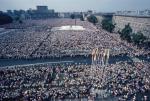 Nieprzebrane tłumy Polaków na placu Zwycięstwa. Msza św. celebrowana przez Jana Pawła II podczas jego pierwszej pielgrzymki do Polski. Warszawa, 2 czerwca 1979 r. 