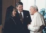 Watykan, 7 czerwca 1982 r.: Jan Paweł II spotkał się z prezydentem USA Ronaldem Reaganem i pierwszą damą Nancy Reagan 