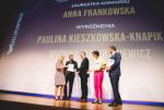 Zwyciężczyni i wyróżnieni odbierają dyplomy od dr. Filipa Czernickiego i red. Bogusława Chraboty. 