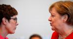 Przewodnicząca CDU Annegret Kramp- -Karrenbauer  (z lewej) szykowana przez kanclerz Angelę Merkel na swoją następczynię  