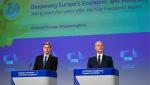 Valdis Dombrovskis, wiceprzewodniczący Komisji Europejskiej (z lewej) i Pierre Moscovici,  komisarz ds.. ekonomicznych i finansowych, podatków i ceł 