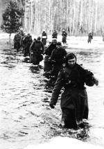 Niemieckie oddziały przeprawiają się przez rzekę po walkach w kotle demiańskim 