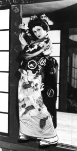 Loda Halama w tańcu japońskim. Rewia „Wesoła parada”  w teatrze Wielka Rewia w Warszawie; sierpień 1934 r.