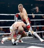 Krzysztof Głowacki upada na ring po raz pierwszy. Chwilę wcześniej rywal uderzył go łokciem w twarz 