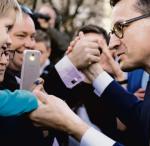 Polacy się przyzwyczaili, że politycy wsłuchują się w ich głosy i starają się zrealizować ich potrzeby.  To klucz do sukcesu Prawa i Sprawiedliwości. Na zdjęciu: premier Mateusz Morawiecki  na spotkaniu wyborczym w Brzesku, październik 2018 r.