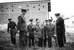 Wizyta brytyjskiej misji wojskowej w polskich koszarach. Józef Retinger stoi za premierem Władysławem Sikorskim 