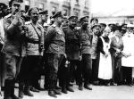 Dowódcy Armii Ochotniczej odbierają defiladę w zdobytym Charkowie, 5 lipca 1919 r. Czwarty od prawej – Denikin 