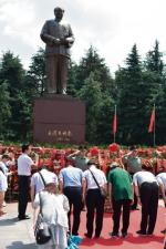 W wiosce Shaoshan w prowincji Hunan pomnik Mao Zedonga, który się tu urodził, zajmuje należne mu, eksponowane miejsce. Delegacje działaczy Komunistycznej Partii Chin z całego kraju co chwilę składają przed nim wieńce