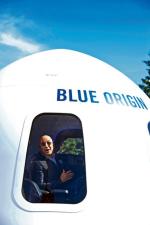 Jeff Bezos, założyciel firmy Amazon i Blue Origin, ogłasza w Colorado Springs w stanie Kolorado, że każdego roku będzie sprzedawać akcje Amazon o wartości 1 miliarda dolarów w celu sfinansowania budowy rakiety kosmicznej, kwiecień 2017 r.