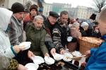Pomoc bezdomnym i potrzebującym na krakowskim rynku 