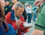 Fundacja Daj herbatę rozdaje posiłki osobom bezdomnym przy Dworcu Centralnym w Warszawie 