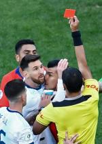 Leo Messi nie wierzy w to co  widzi. Ekwadorski sędzia Mario Diaz de Vivar właśnie wyrzuca go z boiska. 