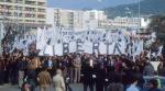 25 tys. protestujących maszeruje przez Ajaccio na Korsyce, domagając się uwolnienia separatystów korsykańskich uwięzionych przez rząd francuski, 26 stycznia 1980 r.  