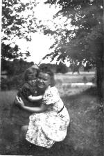 Jadwiga Kubicka z córką Krystyną w leśniczówce Ksawerego Kuczyńskiego w Gulbinie w lipcu 1945 r.  Kilka dni później Sowieci aresztowali Jadwigę  i słuch po niej zaginął  