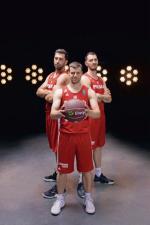 Koszykarze reprezentacji Polski (od lewej): Adam Hrycaniuk, Kamil Łączyński, Aaron Cel 
