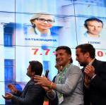 Prezydent Zełenski cieszy się w sztabie swojej partii, widząc, z jak wielką przewagą wygrała wybory 