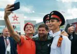 Ramzan Kadyrow stał się jedynym człowiekiem, który mógł zapewnić tak pożądaną przez Kreml stabilność. Na zdjęciu: Kadyrow (w środku z brodą) pozuje do selfie z kadetami podczas Międzynarodowego Forum Wojskowo-Technicznego ARMY 2019 w Moskwie