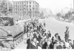 Apogeum Rzezi Woli przypada na 5–7 sierpnia 1944 roku. Na zdjęciu: polska ludność cywilna prowadzona ul. Wolską do kościoła św. Wojciecha 