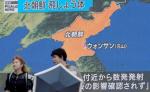 W Japonii rakiety Kima to jedna  z ważniejszych informacji telewizyjnych.  Na zdjęciu  z 31 lipca przechodnie  w Tokio na tle wielkiego ekranu   