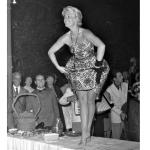 Alina Janowska tańczy na stole na Lido, 1961 r. 