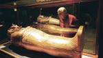 Dr Zahi Hawass ogląda jedną z trzech trumien, w których złożono mumię Tutanchamona 