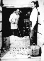 Howard Carter (z lewej) i lord George Carnarvon przy wejściu do grobowca Tutanchamona 