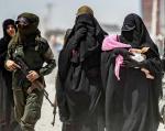 Obóz Al-Hol w północno-wschodniej Syrii. Kurdyjskie strażniczki eskortują żony dżihadystów 