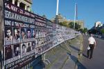 Belgrad. Przed budynkiem parlamentu plenerowa wystawa zdjęć Serbów zabitych w Kosowie pokazuje, że pamięć wojny lat 90. wciąż jest w Serbii żywa