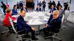 Amerykański prezydent (z prawej) chce przywrócić członkostwo Rosji w G7, reszta, w tym prezydent Francji (z lewej), jest temu przeciwna 