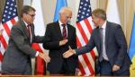 Memorandum w sprawie współpracy przy dostawach LNG na Ukrainę podpisali (od lewej): sekretarz energii USA Rick Perry, pełnomocnik polskiego rządu ds. strategicznej infrastruktury energetycznej Piotr Naimski i szef ukraińskiej Rady Bezpieczeństwa Narodowego Oleksandr Danyliuk 