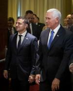 Wiceprezydent USA Mike Pence (z prawej) spotkał się w niedzielę w Warszawie także z prezydentem Ukrainy Wołodymyrem Zełenskim. Stolica stała się dyplomatycznym centrum Europy Środkowej 