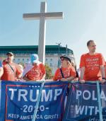 W Polsce  nie brakuje zwolenników Trumpa.  Wizyta prezydenta  USA przed  wyborami  byłaby niewątpliwie korzystna  dla PiS, stąd radość opozycji, że do niej  nie doszło. Na zdjęciu  pl. Piłsudskiego w Warszawie  1 września   