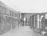 Pierwszy elektroniczny komputer ENIAC został zbudowany w latach 1943–1945 przy użyciu ponad 18 tysięcy lamp elektronowych 