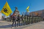 Utworzony pięć lat temu batalion Azow od początku wojny w Donbasie tworzy sieć radykałów. Próbuje ich rekrutować  za granicą. Według brytyjskiej prasy „łowił” ich np. wśród neonazistów  na Wyspach (na zdjęciu ochotnicy batalionu składają przysięgę na wierność krajowi, Kijów 2014 r.)