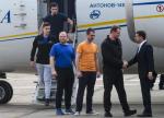 Prezydent Wołodymyr Zełenski wita na lotnisku uwolnionych marynarzy i więźniów politycznych 