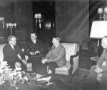 Rozmowa Hitlera z Mołotowem w kancelarii Rzeszy (listopad 1940 r.). Dyskusji przysłuchuje się szef niemieckiej dyplomacji  Joachim von Ribbentrop 